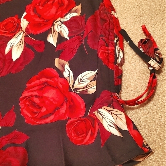 FLORAL MINI SKIRT RUCHED RUFFLE HEM SIDE TIE RED BLACK ROSE PRINT SMALL SHEIN - Picture 6 of 8